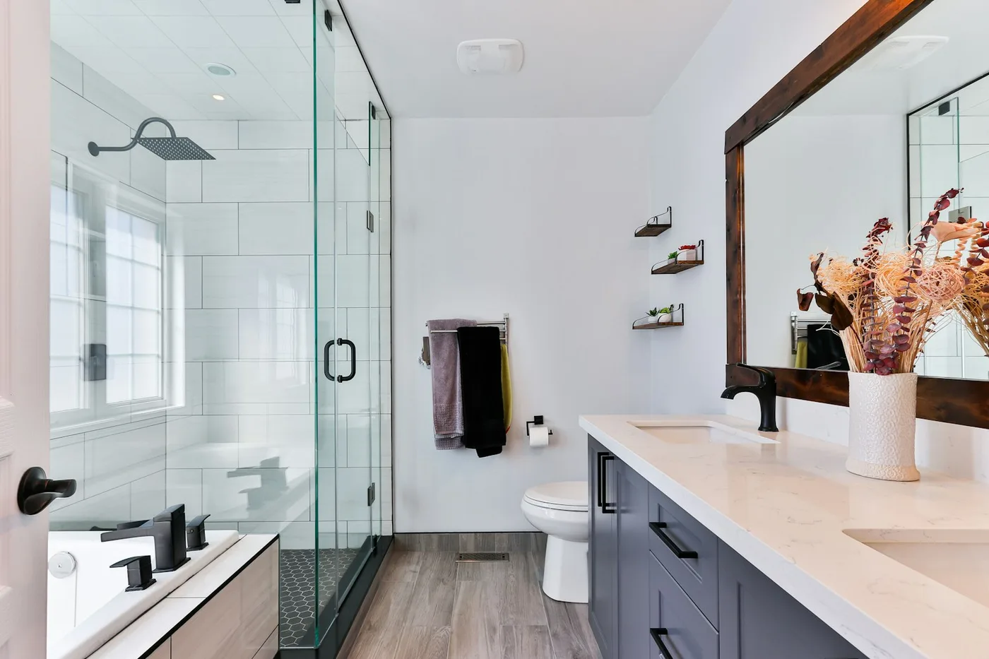 Skinande rent och ljust badrum