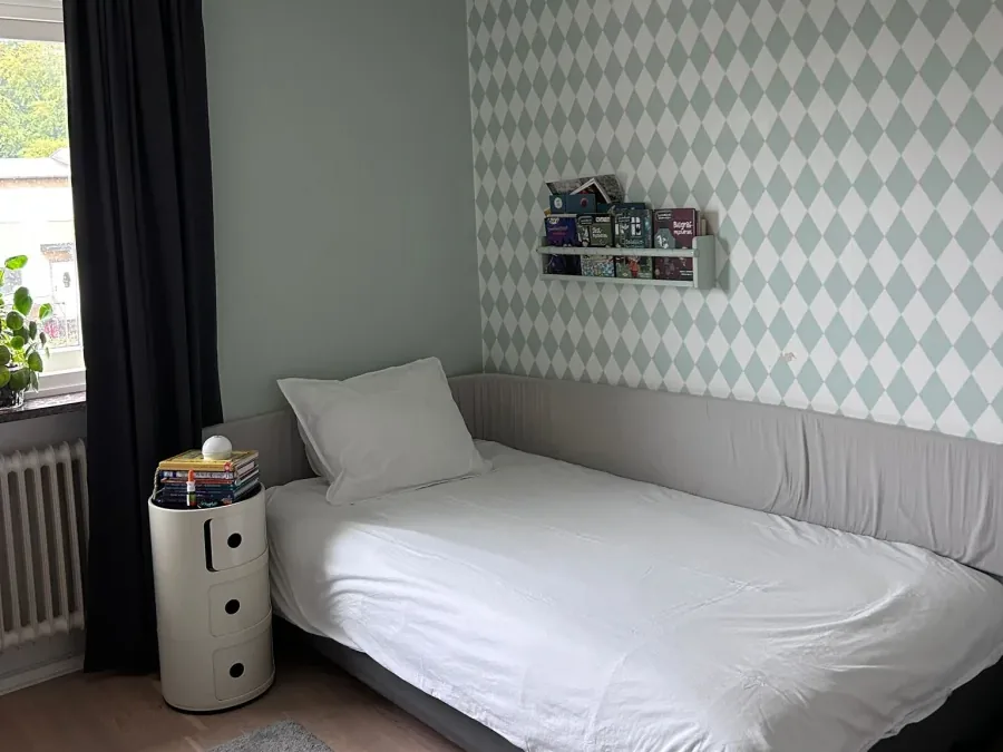 Städat barnrum med bäddad säng efter hemstädning i Malmö