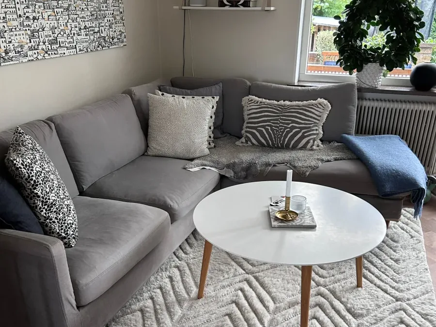 Vardagsrum efter hemstädning, soffa och matta rena