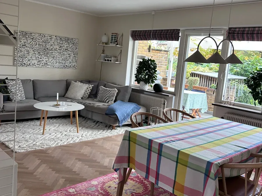 Ljust och nystädat vardagsrum med matplats i Malmö
